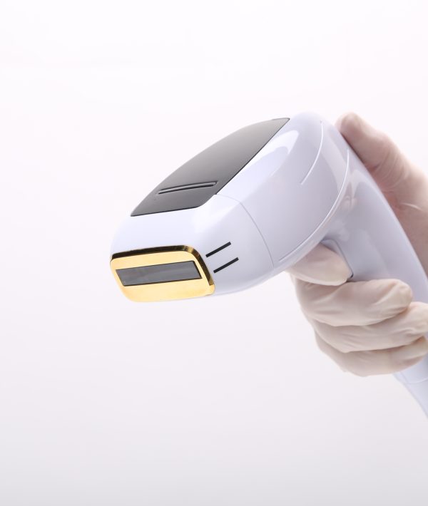 diolaze-applicator-in-hand-preview-2 diolaze-applicator-in-hand-preview-2